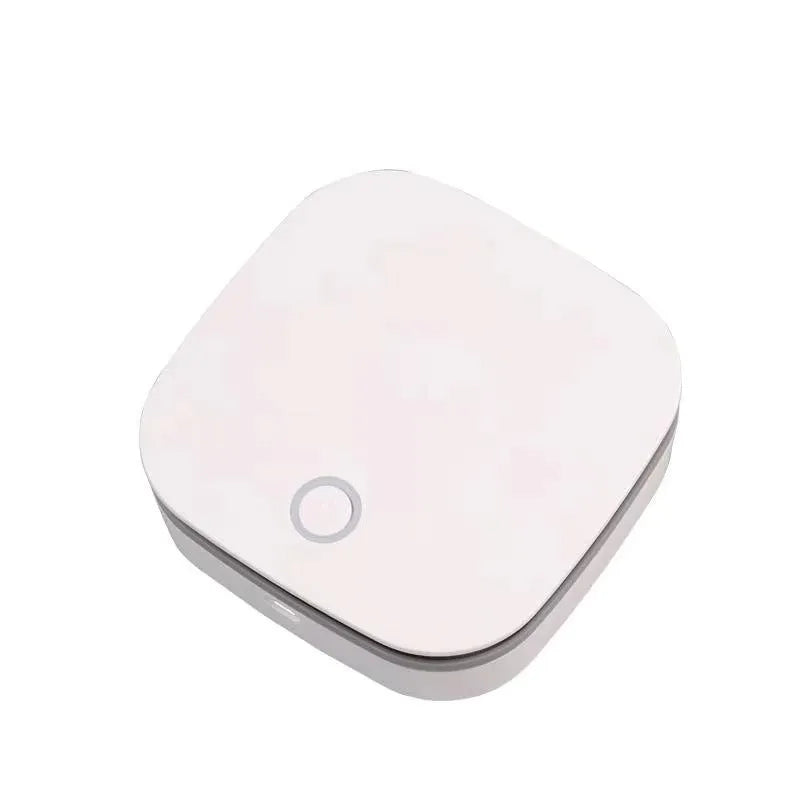 White USB car air purifier with negative ion sterilisation function.