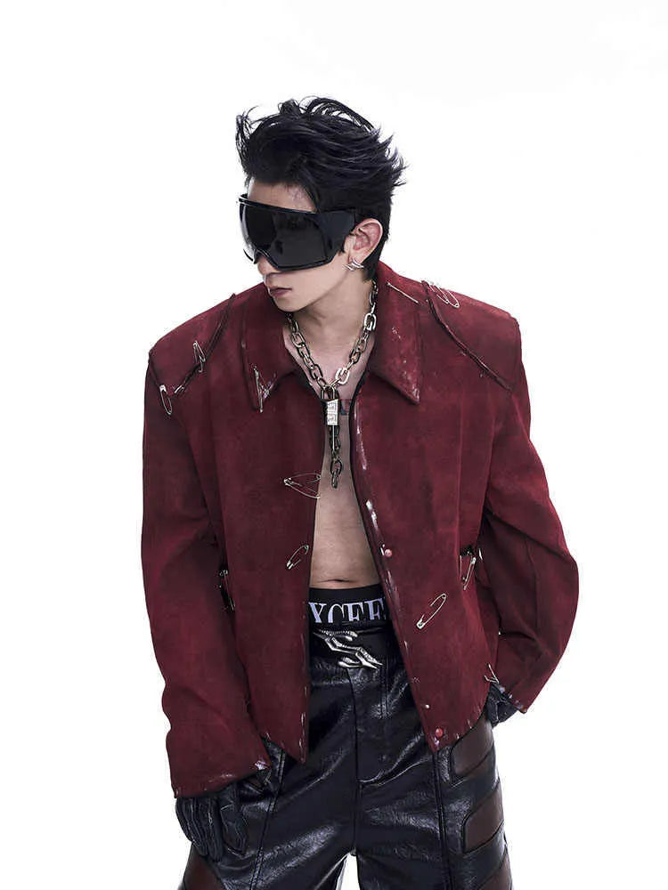 Men's thick quilted flocking jacket with lapel collar and decorative pin in red, loose fit