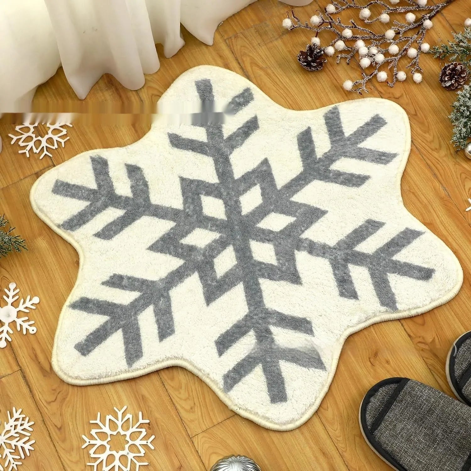 Square Christmas carpet with printed festive design in polyester material