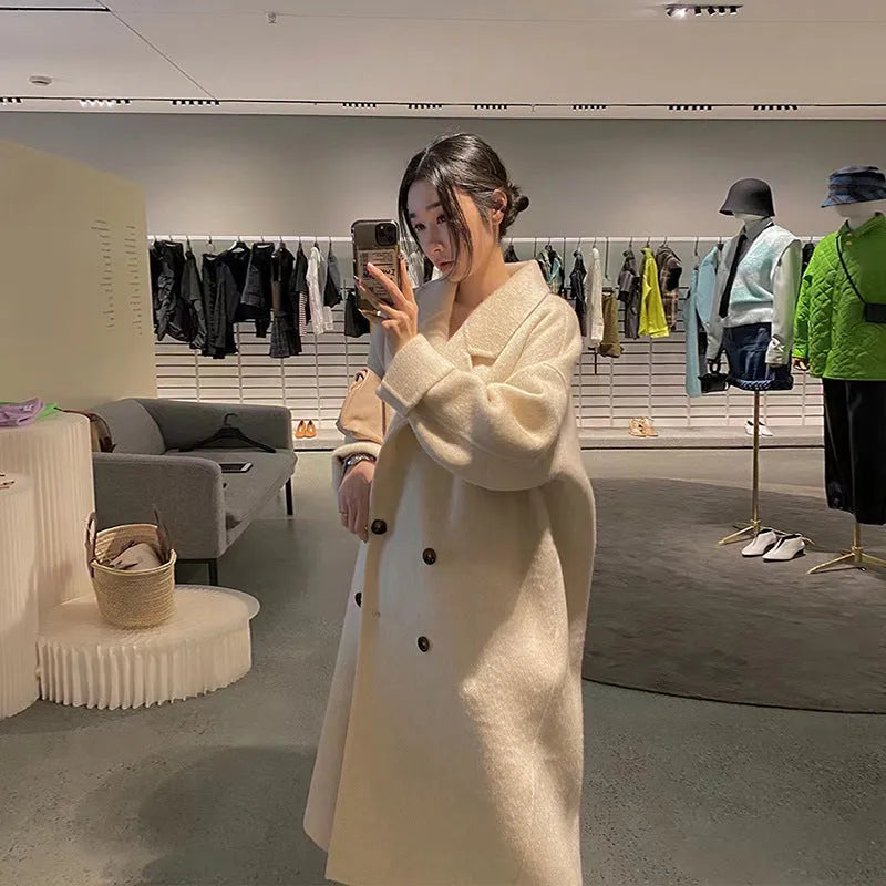 Small woolen coat for women in black with long sleeves, fitted silhouette, and classic collar