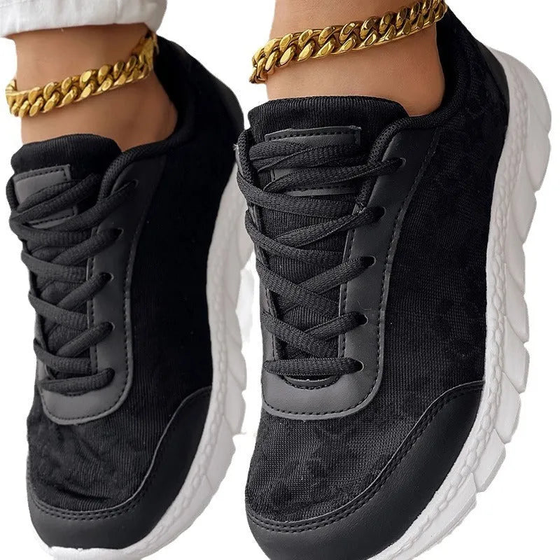 Women's casual canvas running shoes in white, black, blue or pink with flat heel and round toe design