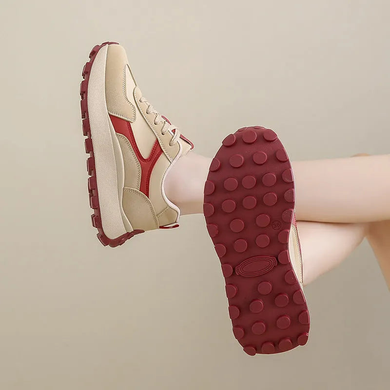 Women's low-top platform sports shoes in card black, with lace-up front and flat rubber sole.