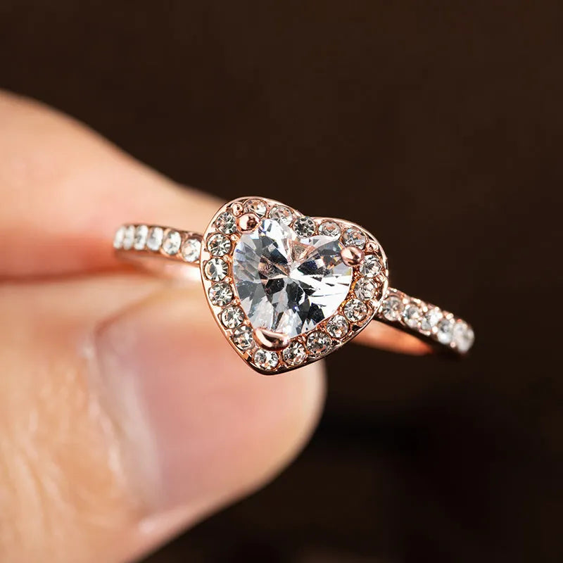 Women's heart-shaped crystal wedding ring in rose gold or silvery finish on white copper