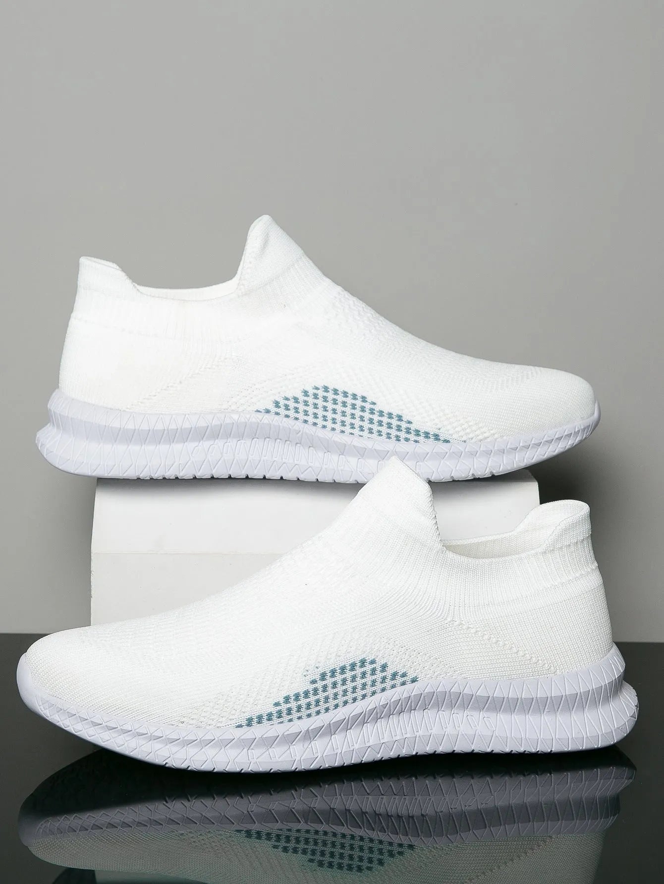 Popcorn Flyknit low-top casual sneaker in solid colour on a viscose sole.