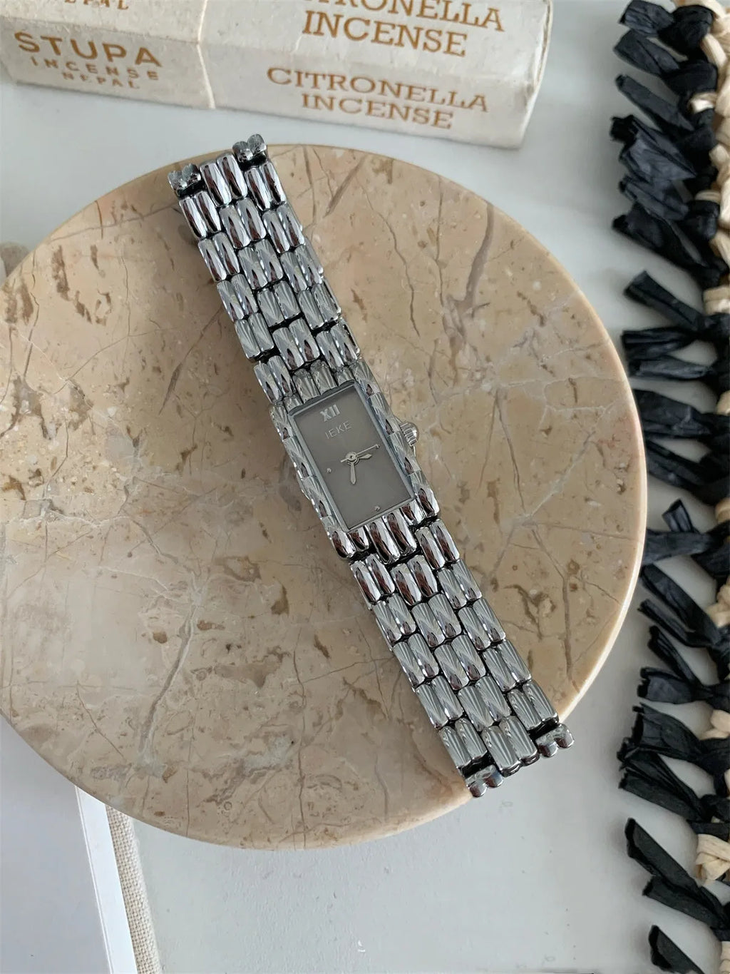Women's bracelet-style Ins watch with 15mm dial, 7mm thickness, mineral glass mirror and butterfly buckle