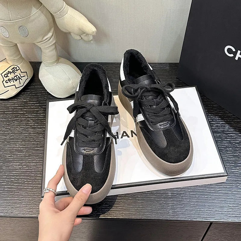 Women's vintage distressed leather casual sneakers with round toe and lace-up front