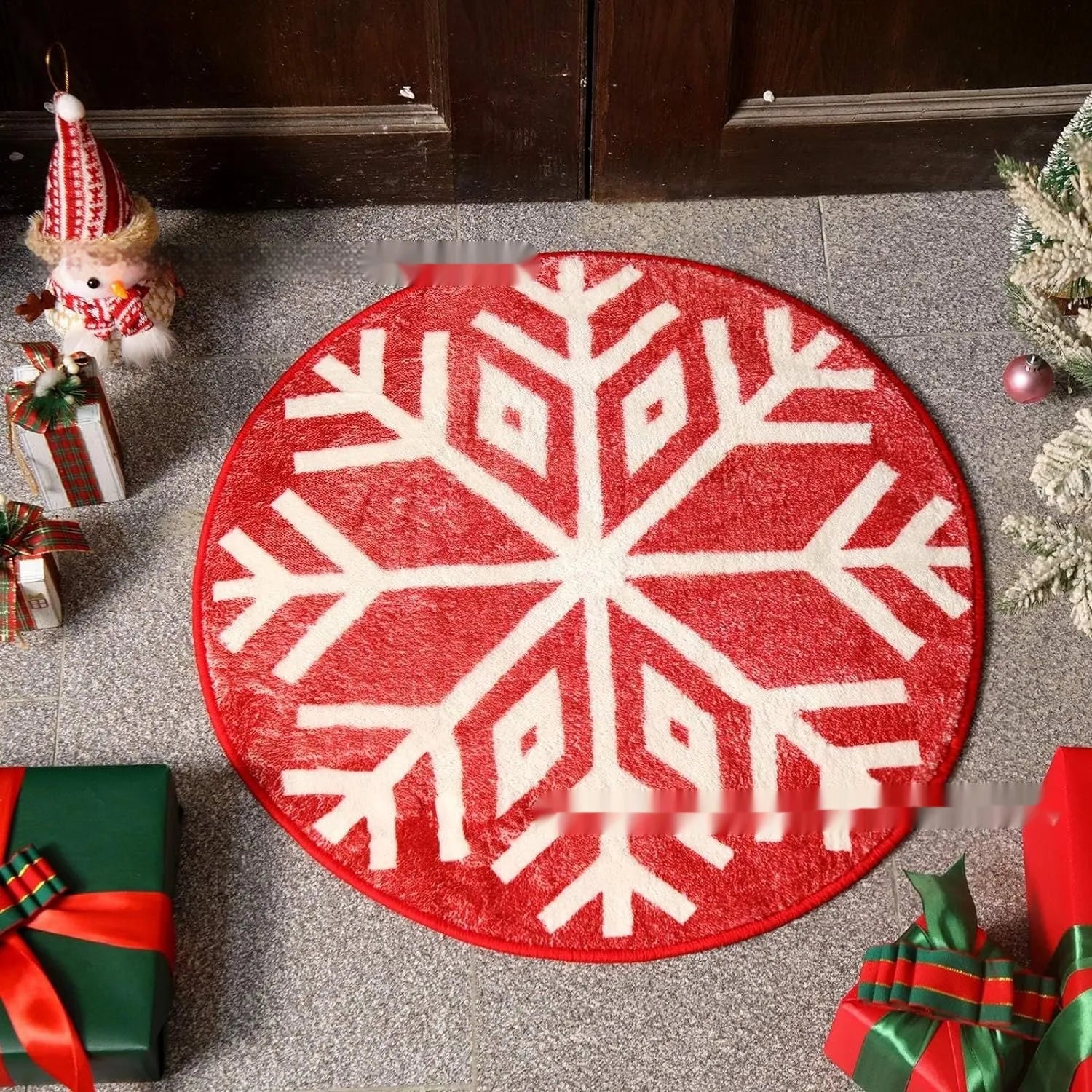 Square Christmas carpet with printed festive design in polyester material