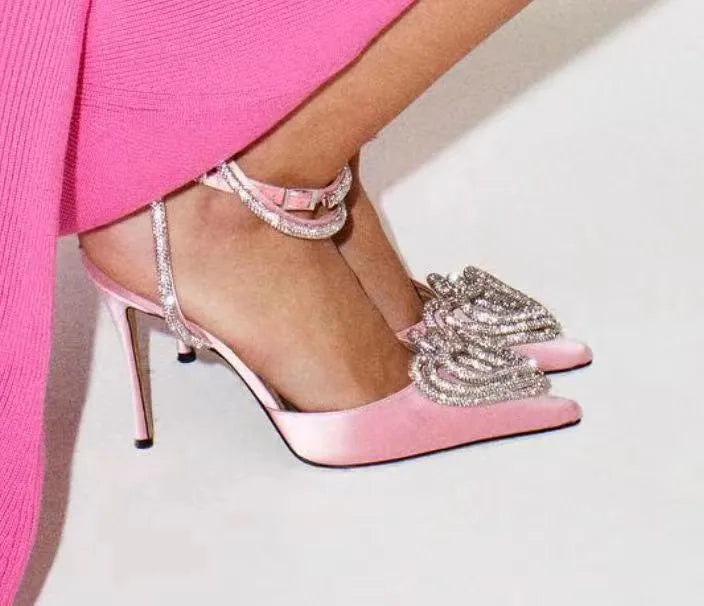Women's satin sandals with heart-shaped rhinestone decoration and pointed toe holder in black, pink, or white