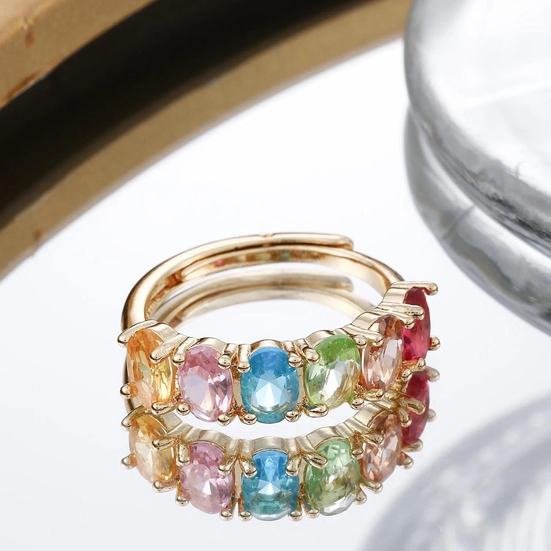 Gold-colour adjustable women's ring with zircon detail on copper base