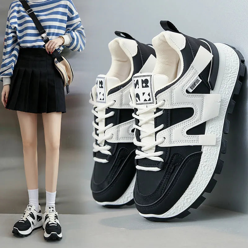 Unisex low-top sneaker in black or white with round toe and lace-up fastening