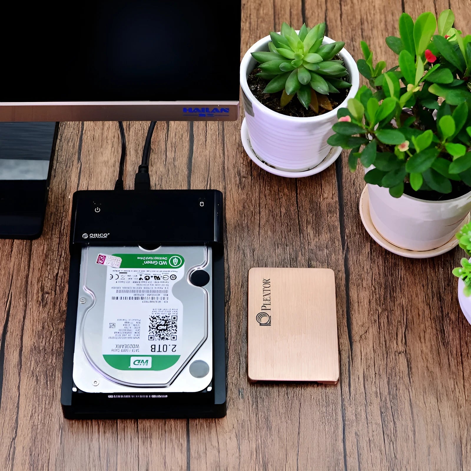 Black universal hard disk enclosure for 2.5 and 3.5 inch SATA drives with data cable