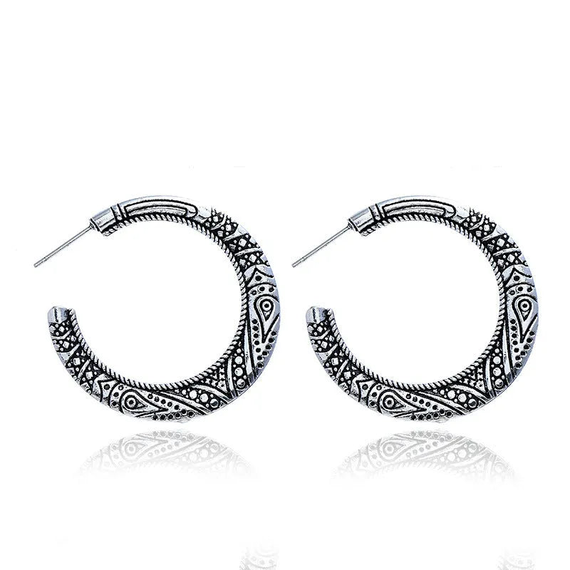 C-shaped alloy earrings with engraved vintage pattern in bronze finish