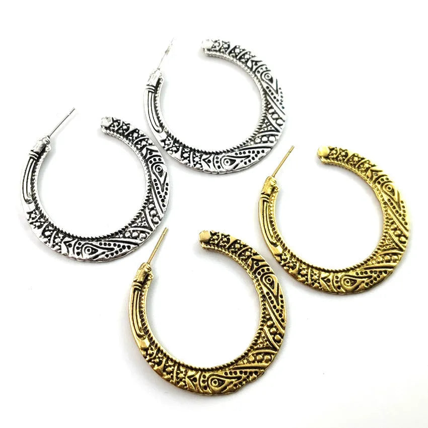 C-shaped alloy earrings with engraved vintage pattern in bronze finish