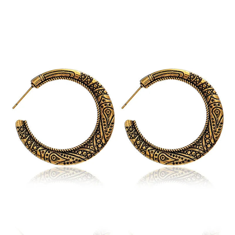 C-shaped alloy earrings with engraved vintage pattern in bronze finish