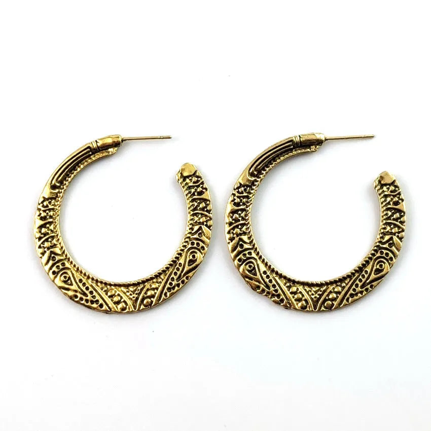 C-shaped alloy earrings with engraved vintage pattern in bronze finish