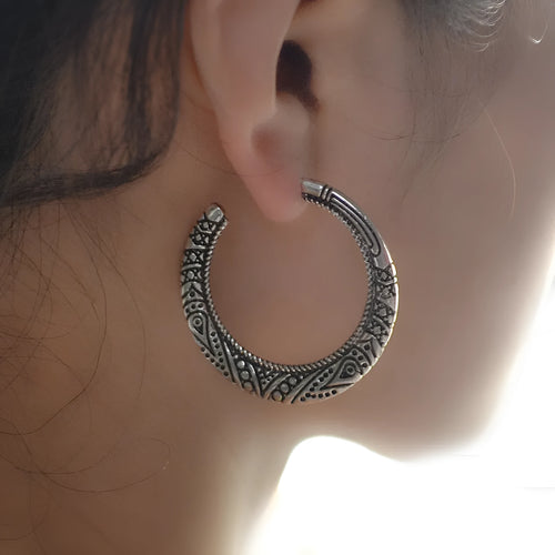 C-shaped alloy earrings with engraved vintage pattern in bronze finish