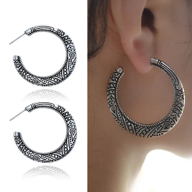 C-shaped alloy earrings with engraved vintage pattern in bronze finish