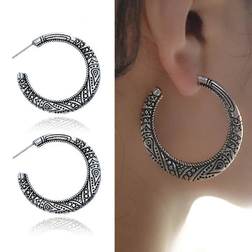 C-shaped alloy earrings with engraved vintage pattern in bronze finish