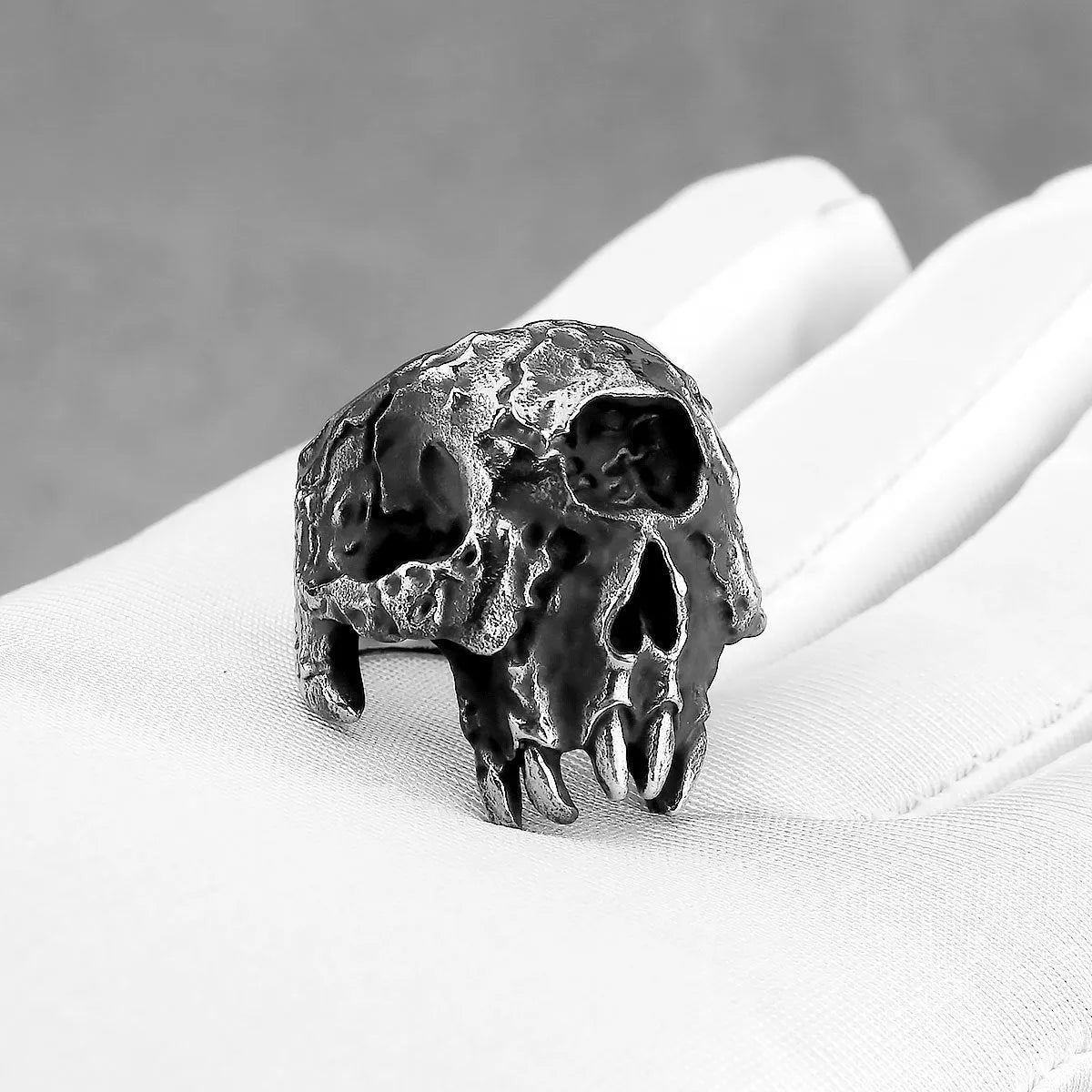 Alloy one-eyed skull ring with electroplated finish in retro style, shown in silver tone