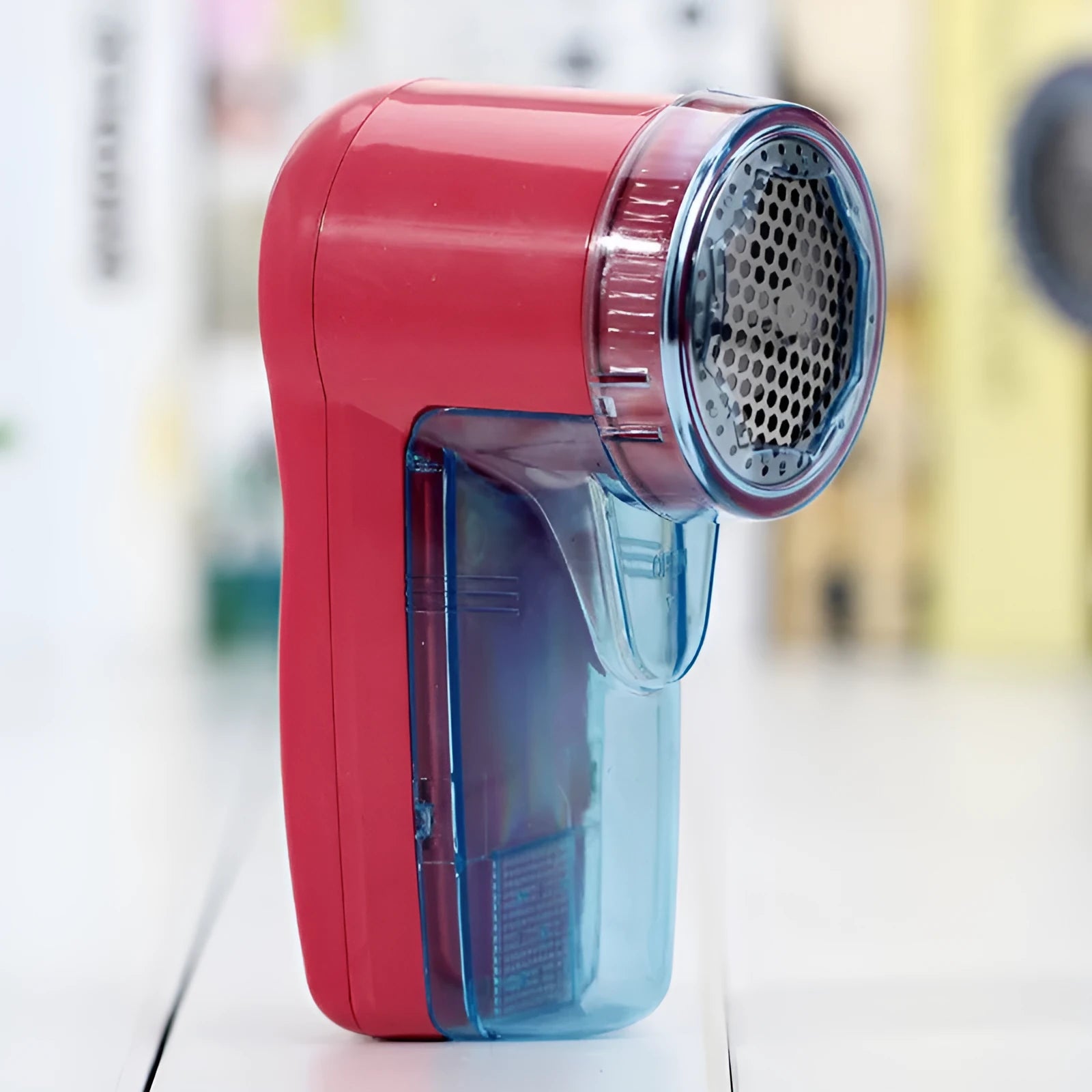 Portable electric lint remover for clothing with compact 11cm design
