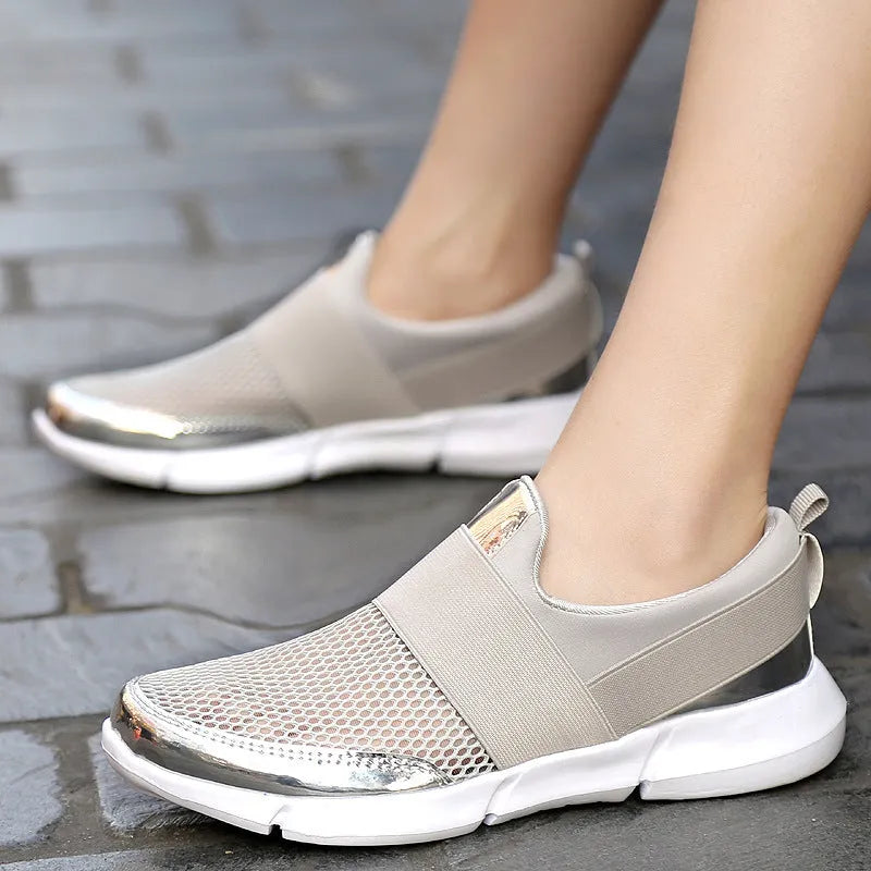 Women's low-top casual sneakers in blue with mesh material and a light-coloured sole.