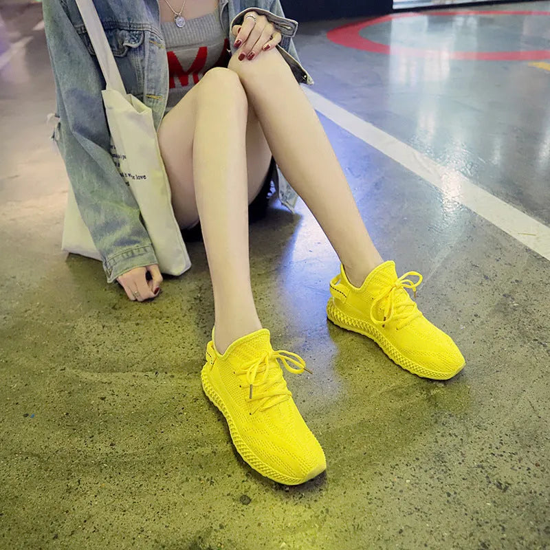 Women's breathable mesh sneakers in yellow with white rubber sole and lace-up fastening
