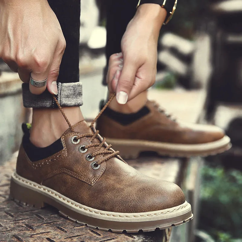 Men's casual shoes in artificial PU with round toe and rubber sole in three colour options