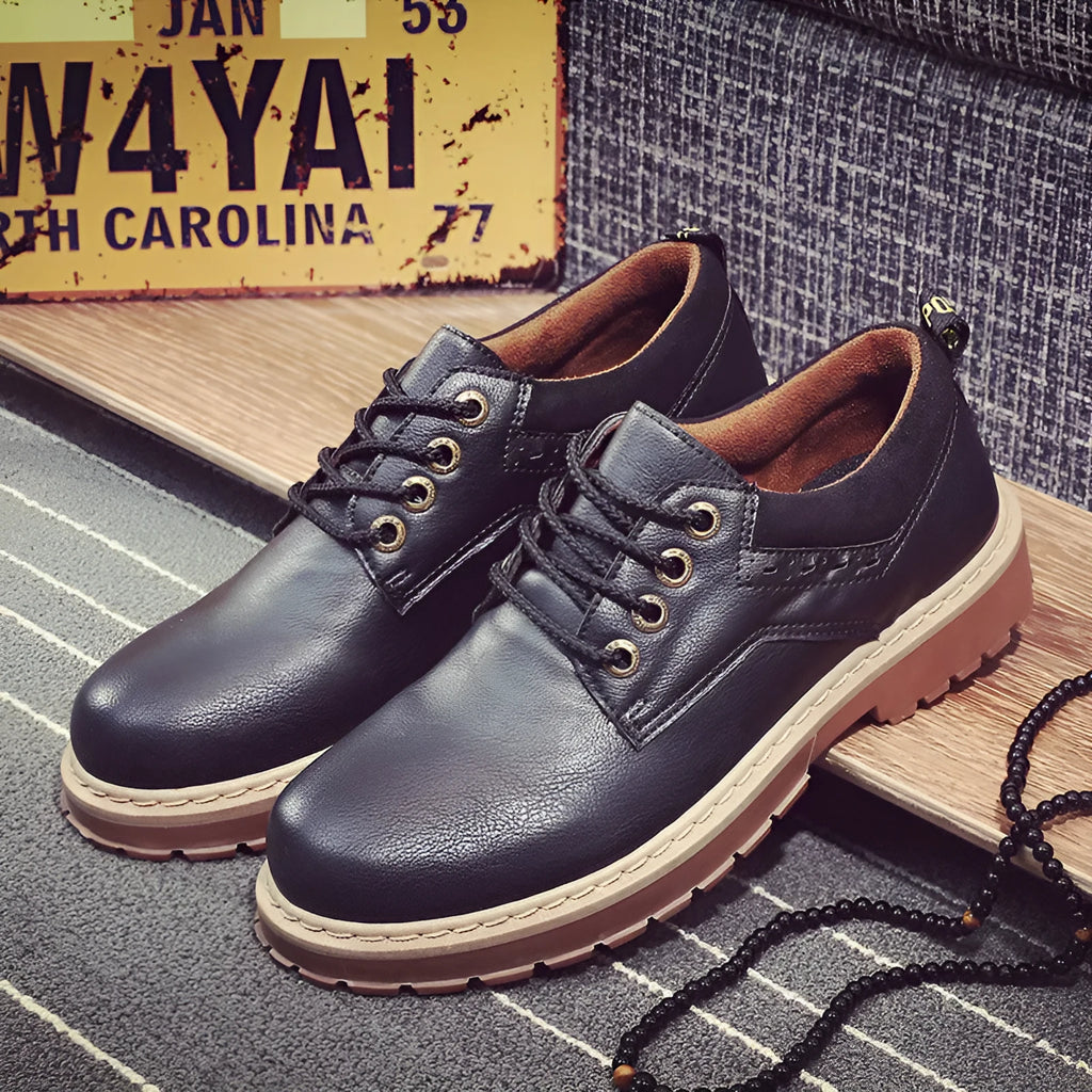 Men's casual shoes in artificial PU with round toe and rubber sole in three colour options