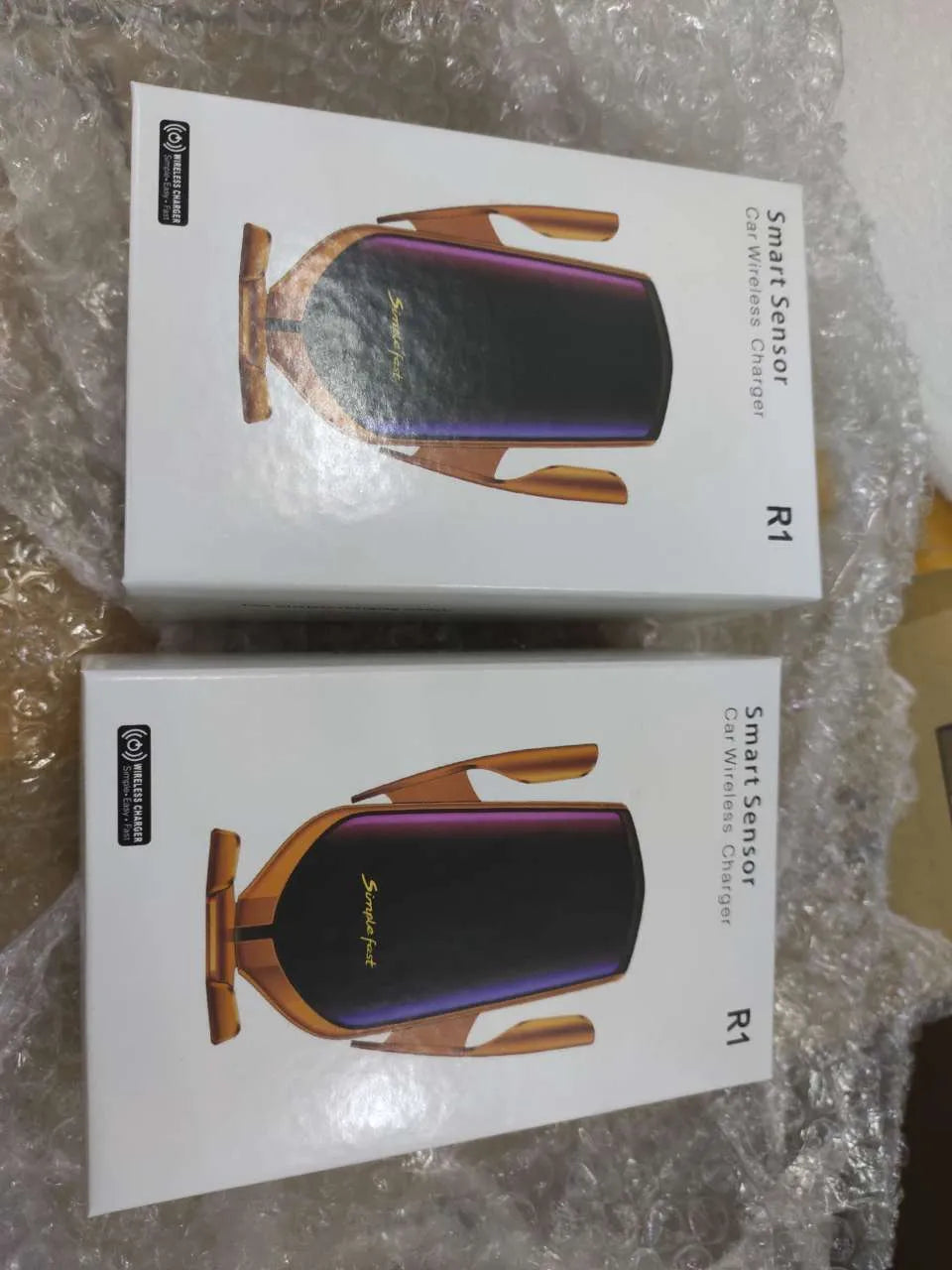 Magic Clip R1 automatic car phone holder with wireless charging in gold or silver colour