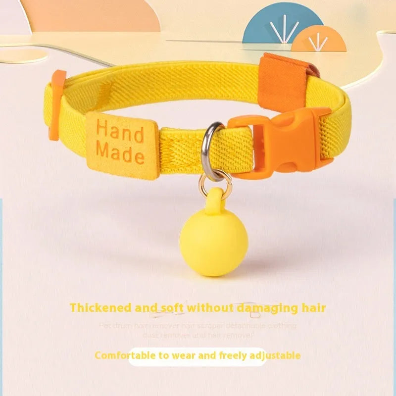 Small elastic polyester dog collar shown in various colours, adjustable from 22 to 32 cm for tiny dog breeds.