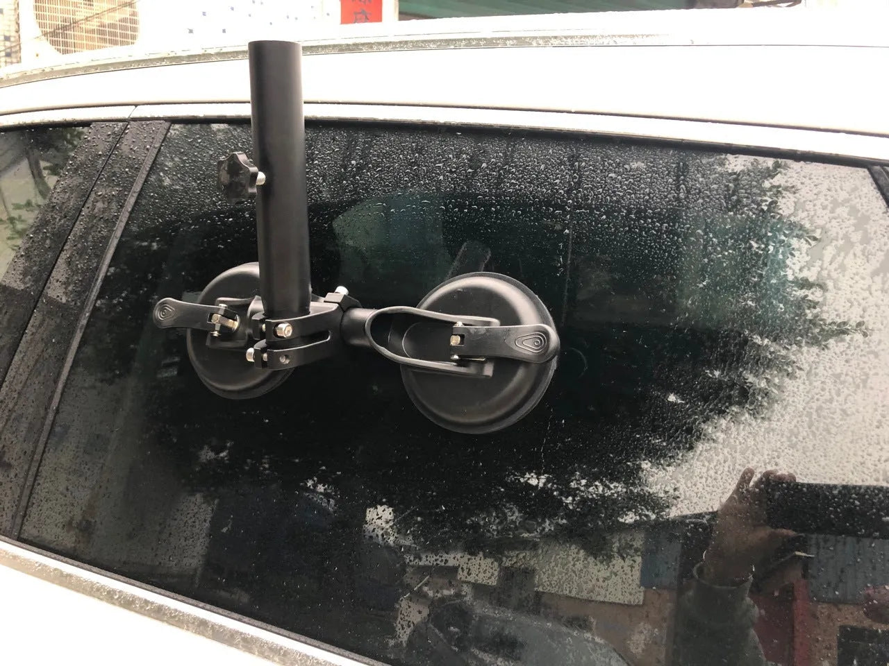 Black off-road car sucker base with rubber disc body for windscreen mounting of flagpoles