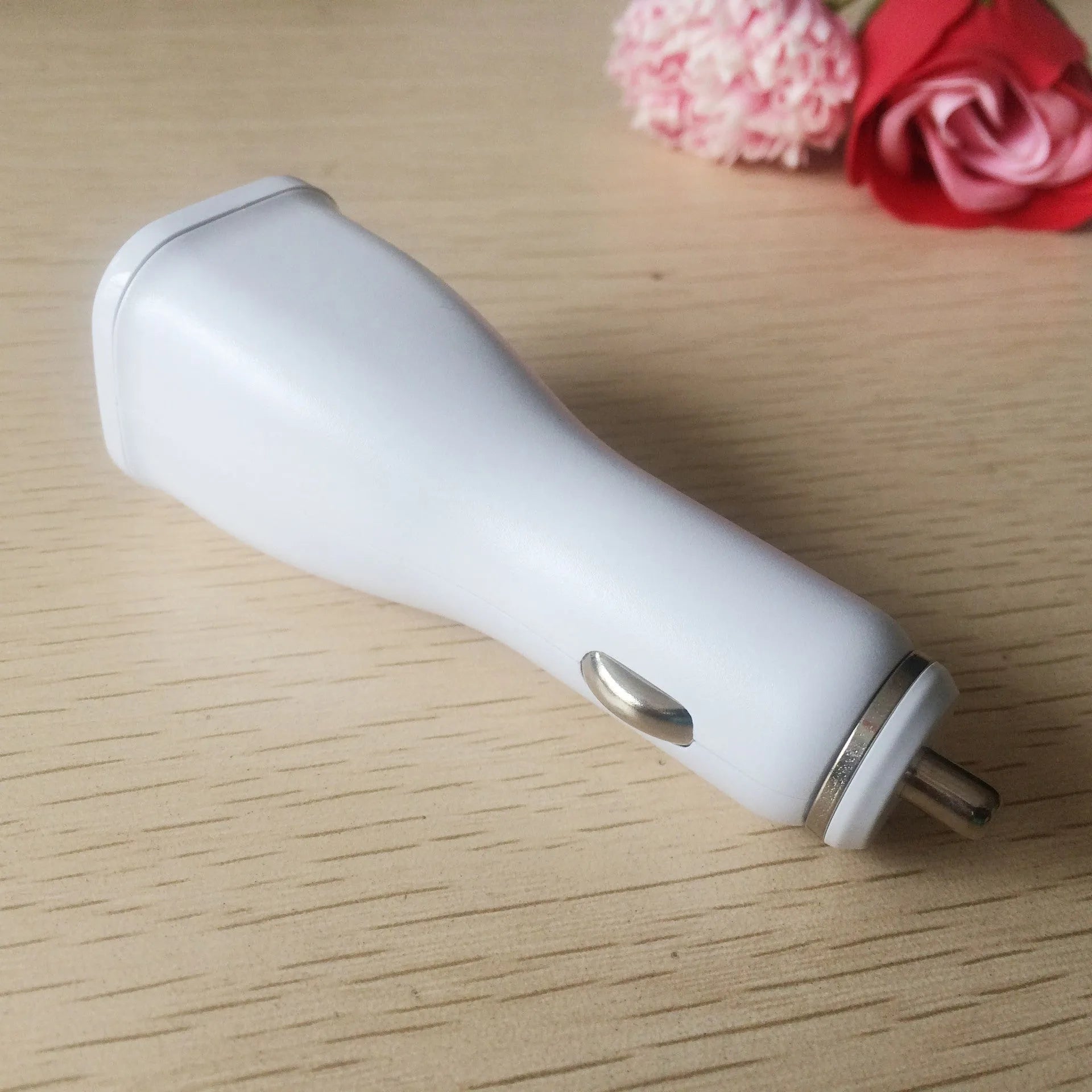 QC30 single-port USB car fast charger for smartphones and tablets with QC2.0 certification