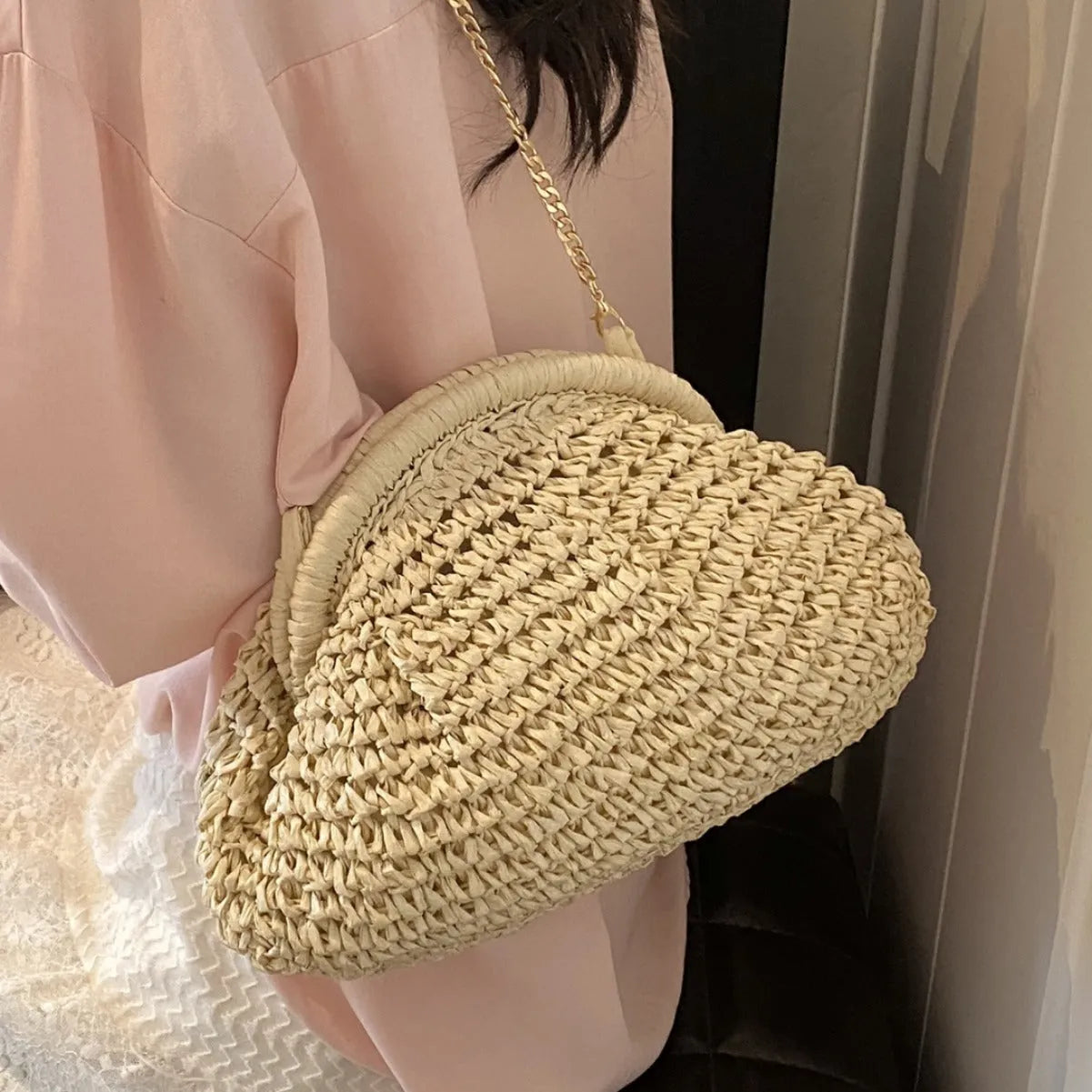Shell-shaped straw shoulder bag for women with chain accents and polyester lining