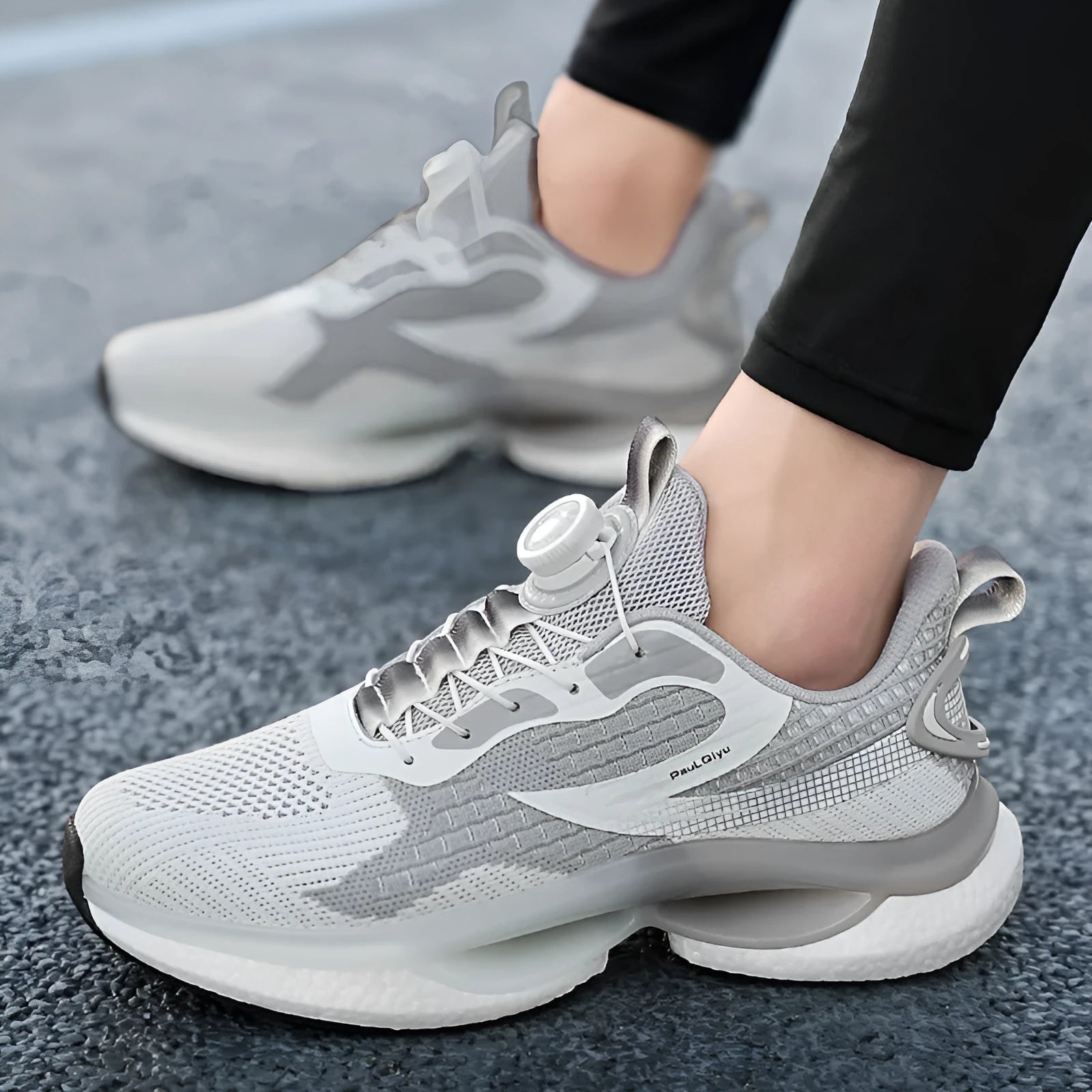 Low-top running shoes with rotating buckle closure in fly-knit mesh construction