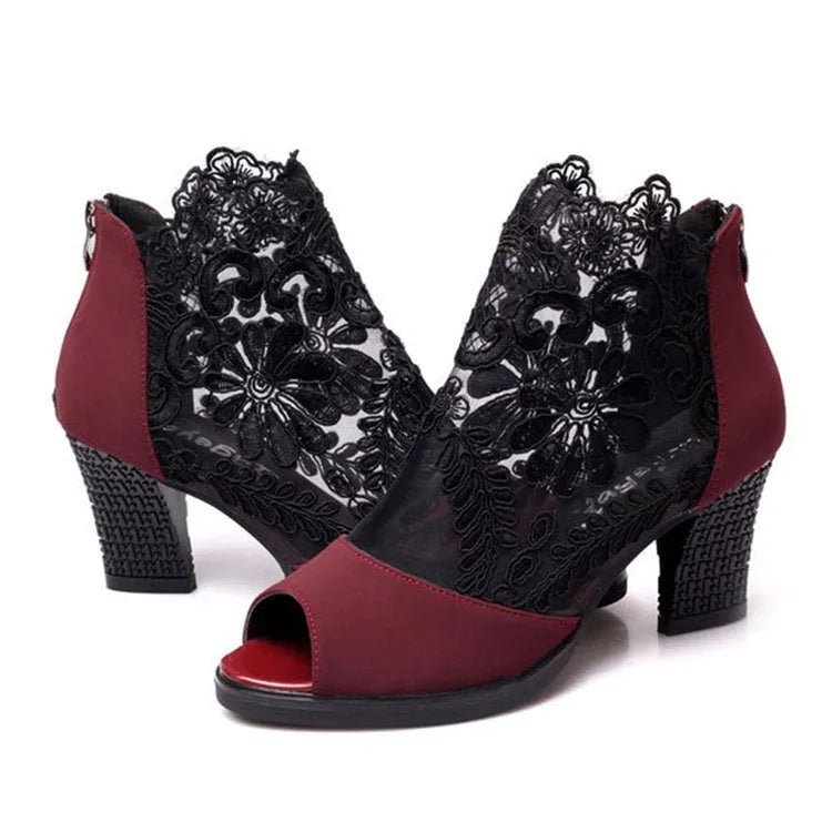 Women's black lace gladiator sandals with square high heels and floral decoration