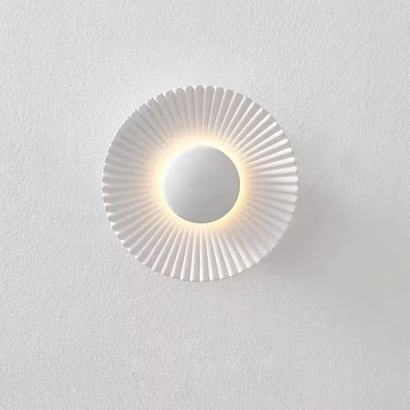 Round wall lamp with aluminium shade and LED lighting in white and gold two-tone colour option