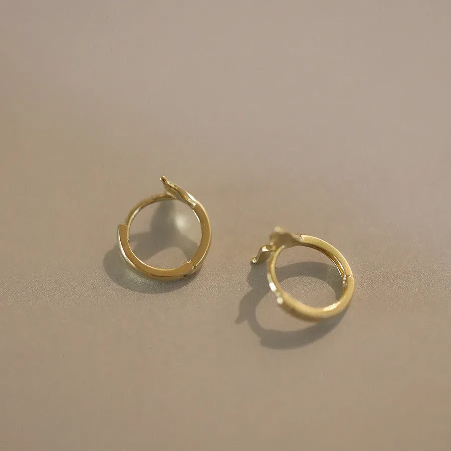 S925 sterling silver 14k gold plated women's fishtail ear ring with smooth surface and 8mm inner diameter.