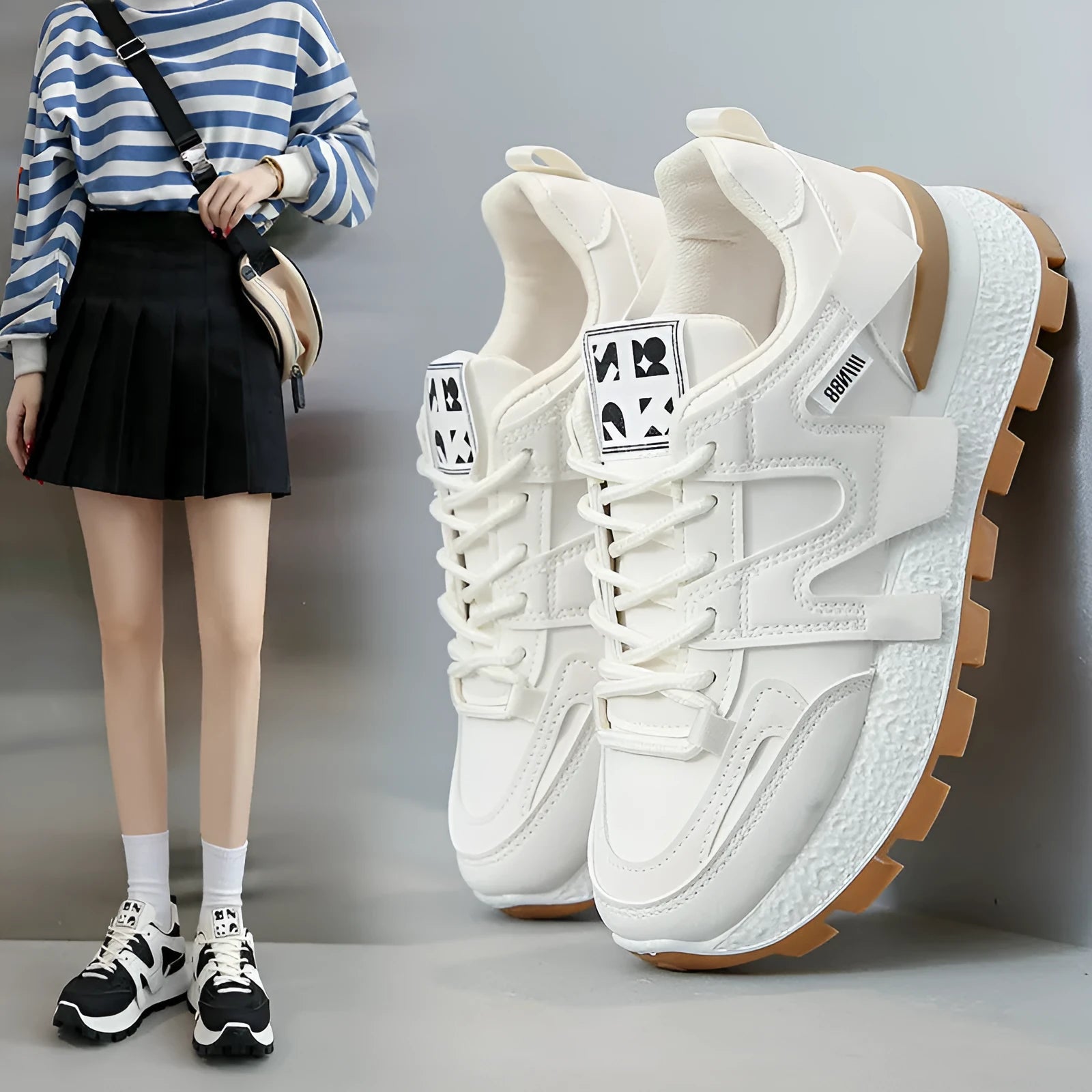 Unisex low-top sneaker in black or white with round toe and lace-up fastening