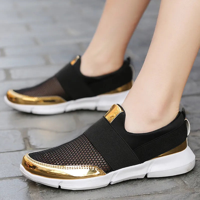 Women's low-top casual sneakers in blue with mesh material and a light-coloured sole.