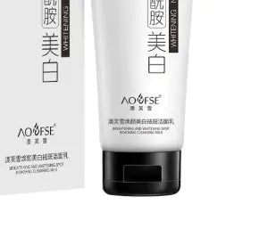 White bottle of 100ml whitening and freckle removing facial cleanser for pore cleansing.