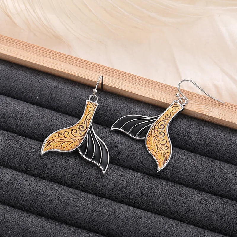 Women's fishtail earrings with whale design in white gold colour retro style