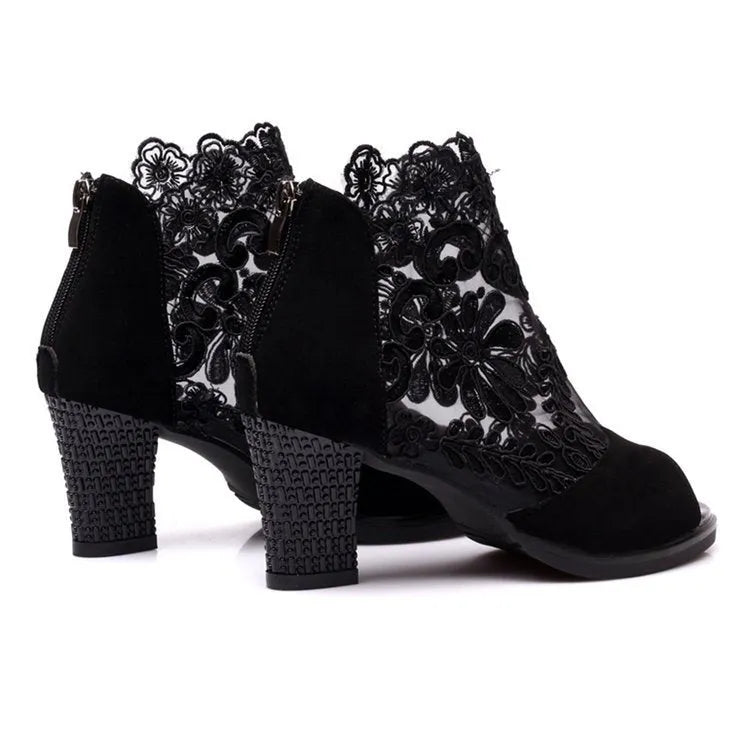 Women's black lace gladiator sandals with square high heels and floral decoration