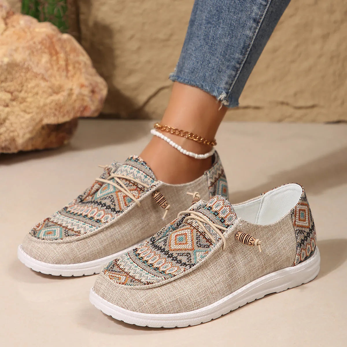 Women's flat round toe low-top shoes in artificial PU upper with rubber sole