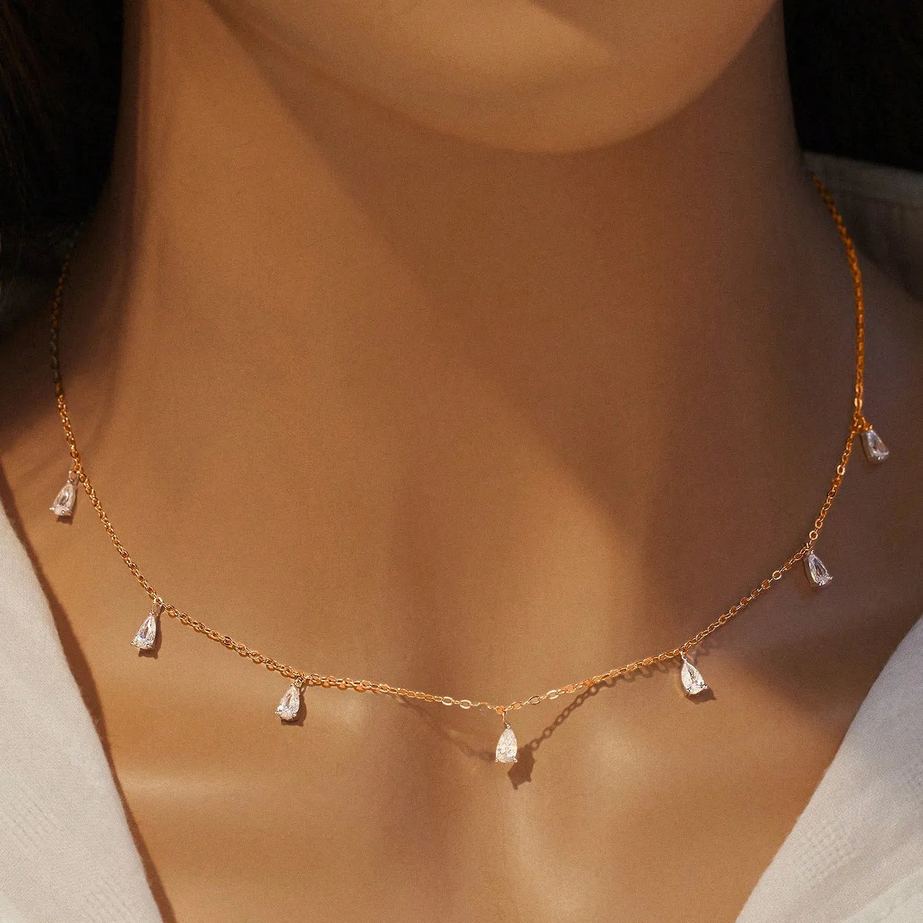 Gentle drop-shaped artificial zircon pendant on an adjustable O-chain necklace in 925 silver.