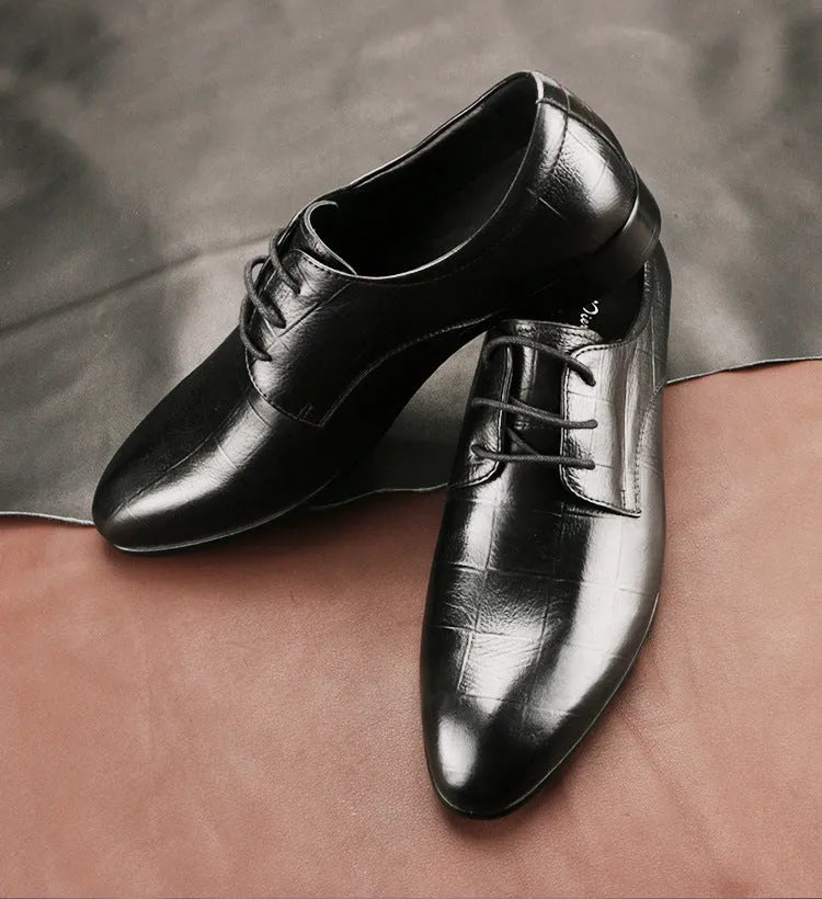Men's black leather derby shoes with pointed toe and rubber sole for business dress