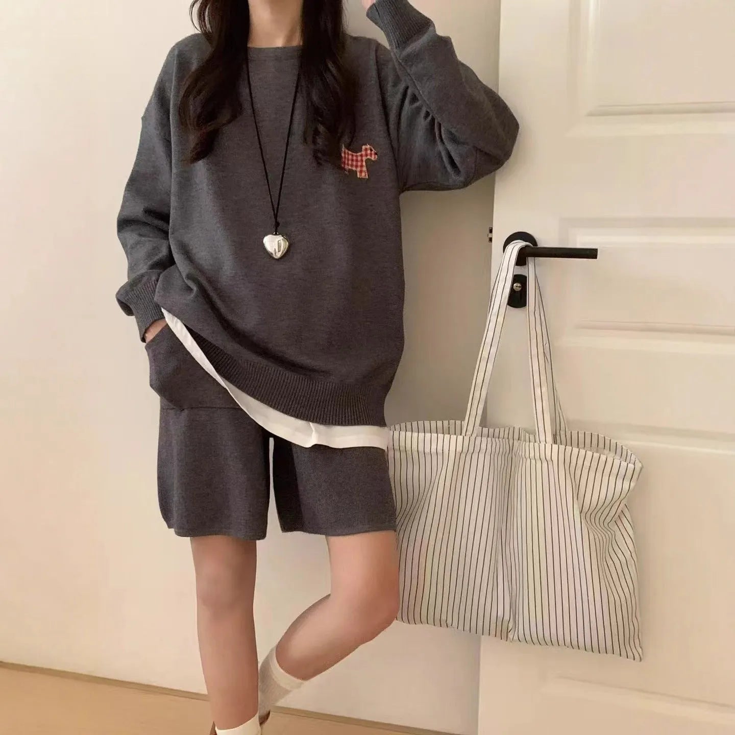 Casual sports knitted sweater shorts suit with animal embroidery in imitation cashmere fabric