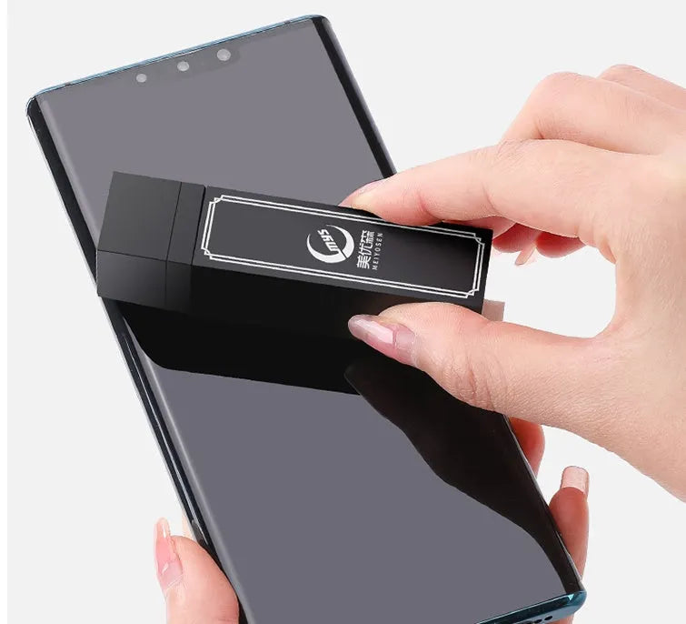 Black pack containing 40 disposable screen cleaning wipes for mobile phone decontamination