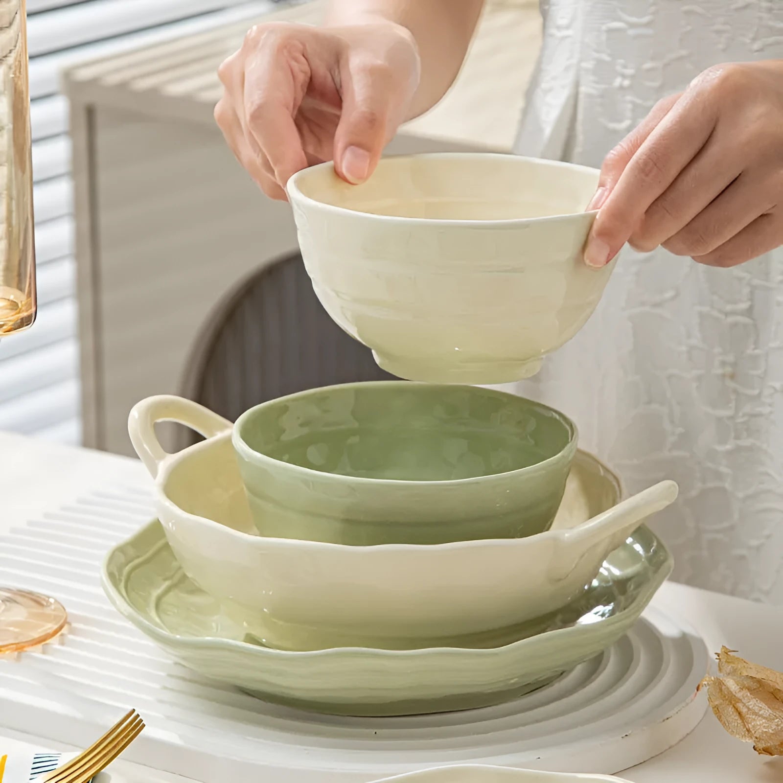 Solid colour ceramic tableware set with seven pieces in minimalist Japanese style design