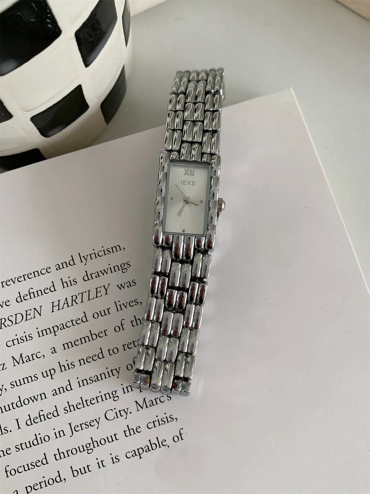 Women's bracelet-style Ins watch with 15mm dial, 7mm thickness, mineral glass mirror and butterfly buckle