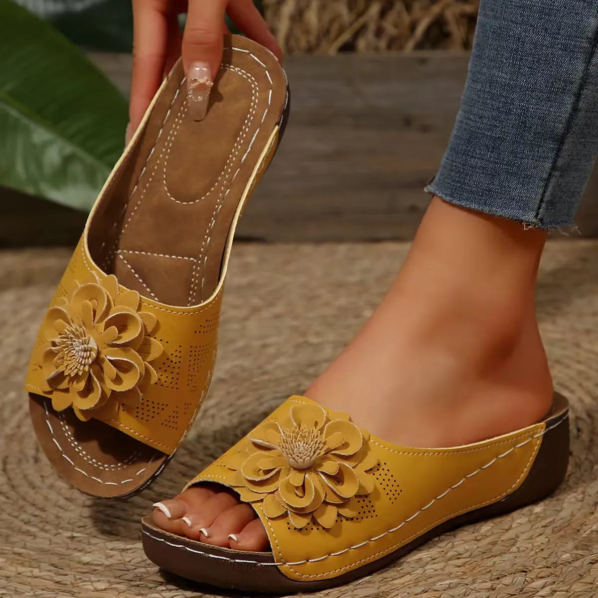 Women's peep-toe slippers with thick rubber soles and PVC uppers in casual fish mouth design